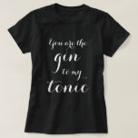 Du är ginen till min skjorta för Tonictypografi t Tee<br><div class="desc">Du är ginen till min skjorta för Tonictypografi t. Det för manar roliga dricka citationstecknet och kvinnor, gifta sig, kopplar ihop nyligen, den gulliga födelsedagen för brud- och brudgumEtc., förlovning eller idén för bröllopsfestfavörgåva för vänner och familj. Alkoholhumor. Snyggten skrivar calligraphytypografimallen. Också roligt som stöttan för ungkarlen eller möhippor, flickor...</div>