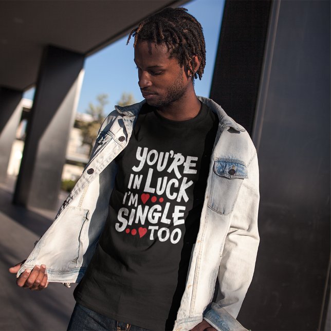 Du är i Tur, jag är också singel. | Lusande vändni T Shirt (Skapare uppladdad)