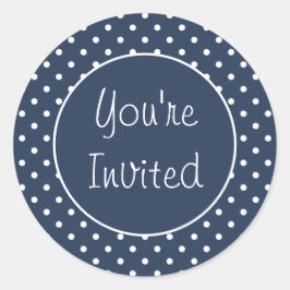 Du är inbjuden till Grått Polka Dot Kuvert Seal Runt Klistermärke