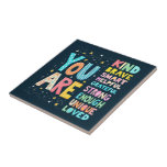 Du är inspirerande offertpositiv typografi kakelplatta<br><div class="desc">Denna sjudande och upplyftande typografi spricker med färg och positivitet, skapar den som en påminnelse om självvärde och självförtroende. Med djärva, konstnärliga bokstäver i en lekfull blandning av mönster och struktur får orden "du är" liv vid sidan av kraftfulla uttalanden som "Typ, " "Modig, " "Stark" och "Loved". De vismliknande...</div>