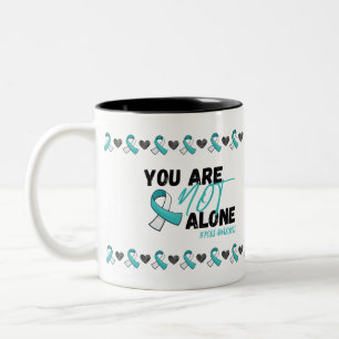 Du är inte Ensam PCOS Teal Ribbon Awareness Två-Tonad Mugg