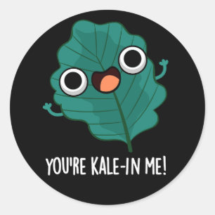 Du är Kale-in Me Funny Veggie Kale Pun Mörk BG Runt Klistermärke