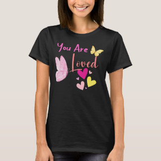 Du är LOVED, rosa Butterfly HEARTS T-SHIRT