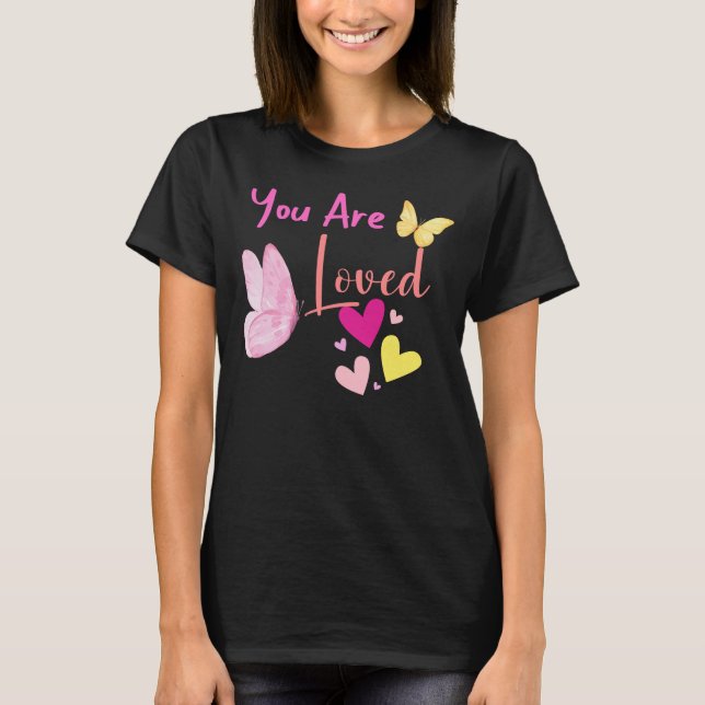 Du är LOVED, rosa Butterfly HEARTS T-SHIRT (Framsida)