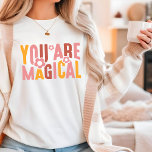 Du är magisk Retro Groovy Flower-typografi T Shirt<br><div class="desc">Du är Magic Retro Groovy Flower Typography Women's Mode T-Shirt Top har texten "You are magic" i en retroskripttypografi som accentueras med blomsterprodukter. Perfekt som en gåva till henne för födelsedag,  jul,  Mors dag,  bästa vänner,  systrar med mera. Designad av Evco Studio www.zazzle.com/store/evcostudio</div>