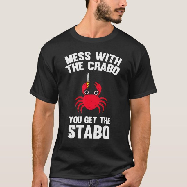Du är  med min Crabo. Du får ett stabo-skämt. T Shirt (Framsida)