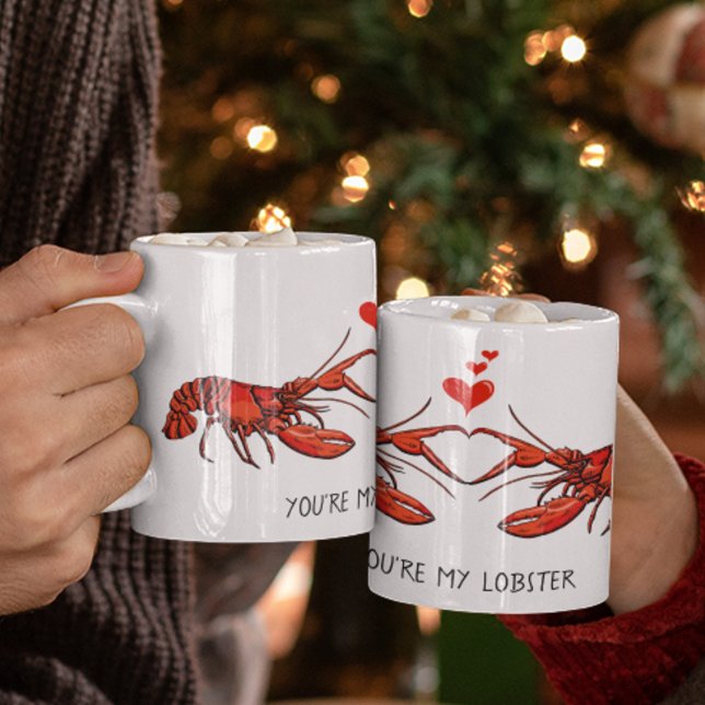 Du är min Alla hjärtans dag. Kaffemugg (Cute You're My Lobster Valentine's Day Mug. 2 Hand Drawn Lobsters making a Heart sign & Red Hearts)