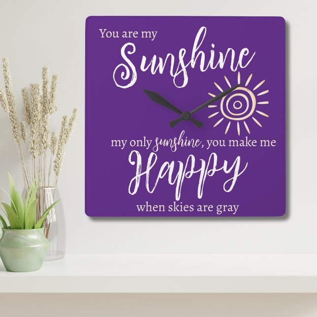 Du är min solsken och gör mig Lycklig Lila med Sol Fyrkantig Klocka (You Are My Sunshine You Make Me Happy lyrics clock with purple background modern script & yellow sun)