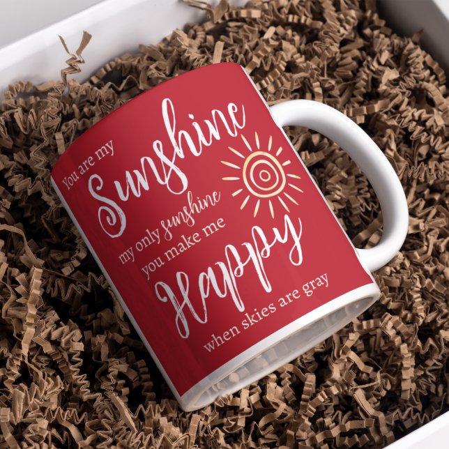 Du är min solsken och gör mig Lycklig till Julrött Kaffemugg (You are my Sunshine you make me Happy Christmas red mug with yellow sun for that special person!)