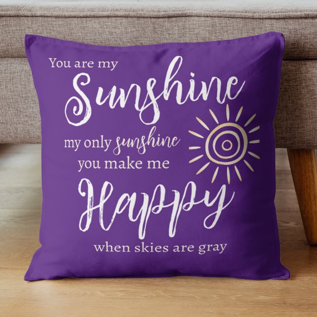 Du är min solskina Lila med Sol White Dots Kudde (You Are My Sunshine You Make Me Happy song lyrics on a bright purple background with yellow sun.)