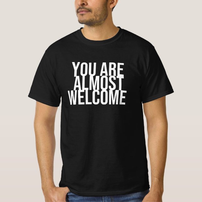 Du är nästan välkommen T-Shirt (Framsida)