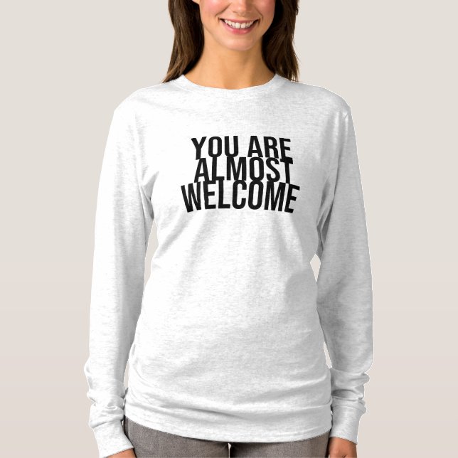 Du är nästan välkommen T-Shirt (Framsida)