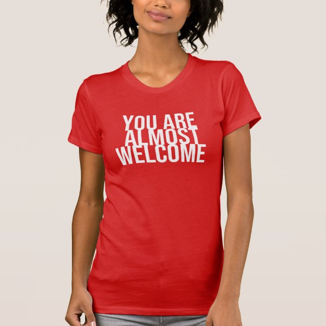 Du är nästan välkommen T-Shirt (Framsida)