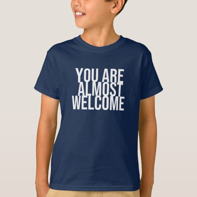 Du är nästan välkommen T-Shirt (Framsida)