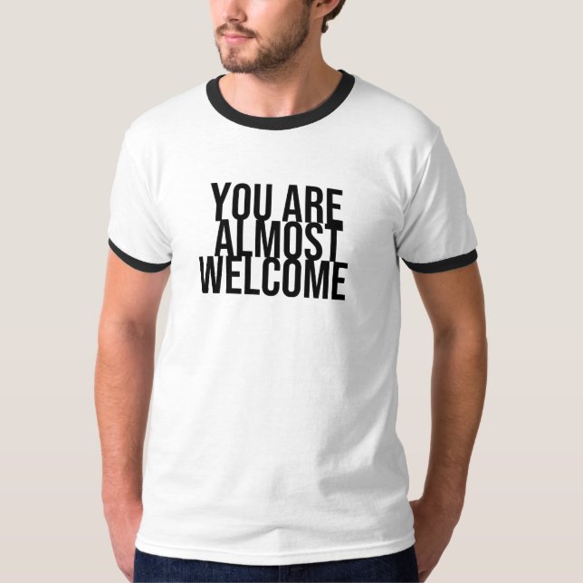 Du är nästan välkommen T-Shirt (Framsida)