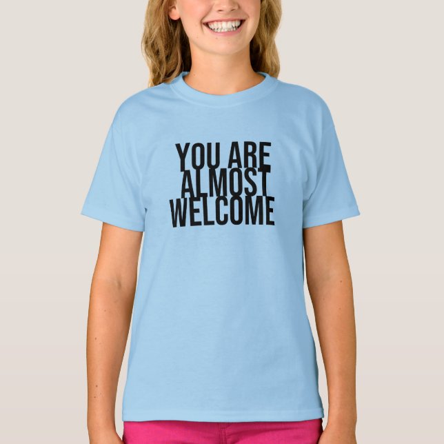 Du är nästan välkommen T-Shirt (Framsida)