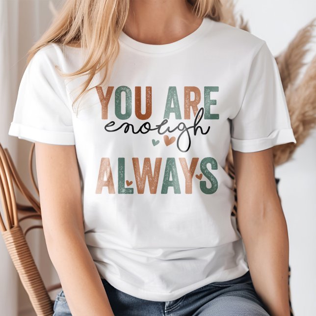 "Du är nog. Alltid" Retro Grunge Brev T Shirt ("You Are Enough. Always" Retro Grunge Letters T-Shirt on a young woman.)