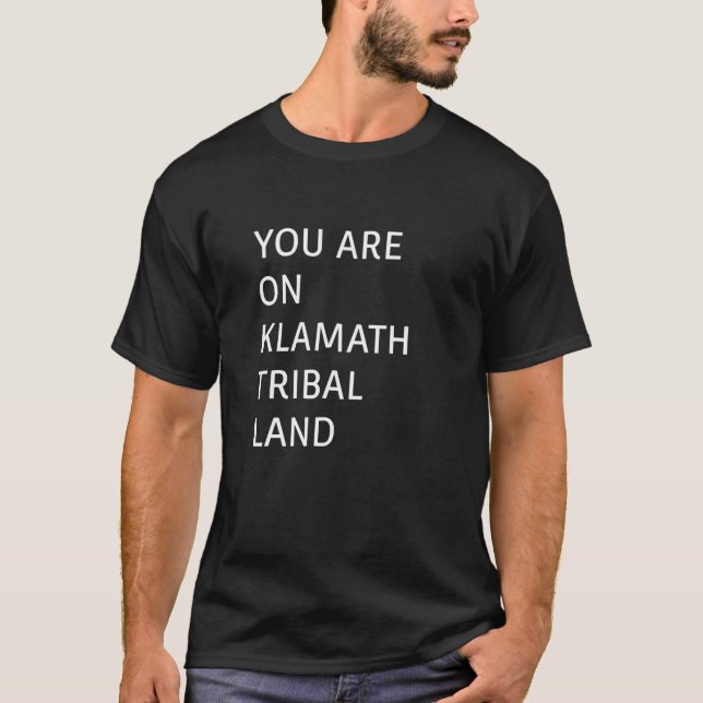 DU ÄR PÅ KLAMATH TRIBAL LAND T SHIRT (Framsida)