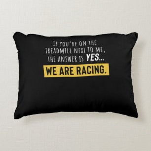 Du är på TV:n bredvid mig, vi är Tävla Prydnadskudde