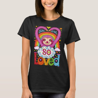 Du är så älskad i Cute Rainbow Sloth Art. T Shirt