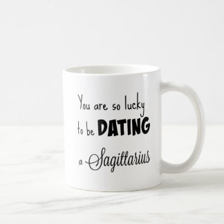 Du är så lycklig att datera en Sagittarius Kaffemugg