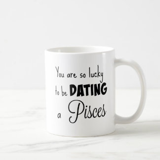 Du är så lycklig att vara att datera Pisces Kaffemugg