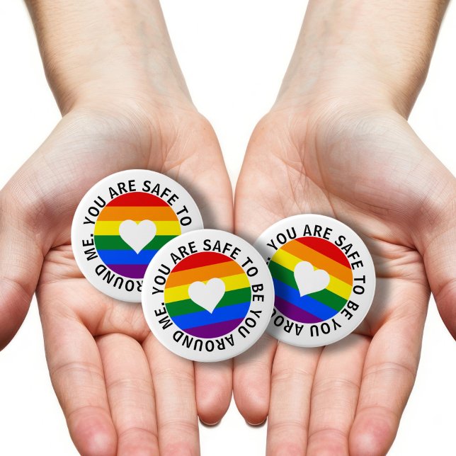 Du är säker att vara du runt mitt regnbåge knapp (You are safe to be you around me rainbow heart buttons by Ricaso. Ally buttons LGBT supporters)