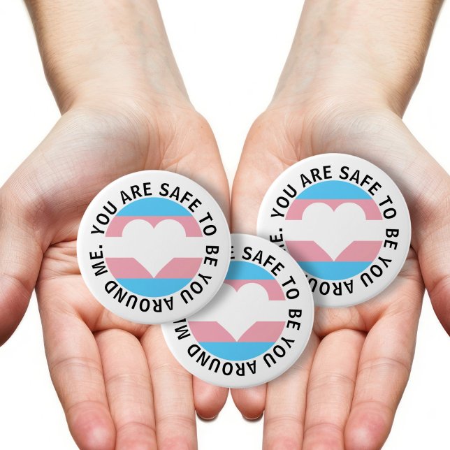 Du är säker att vara du runt mitt transgena hjärta knapp (You are safe to be you around me transgender heart button by Ricaso. Ally supporter pin button)