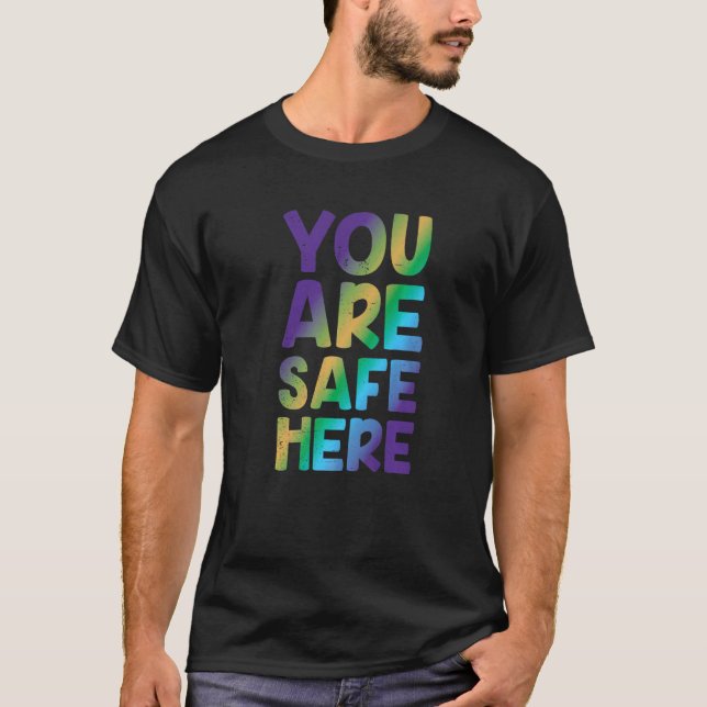 Du är Säker här, Rainbow Pride Lgbtq Gay Transgen T Shirt (Framsida)