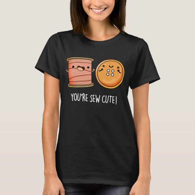 Du är Sew Cute Sewing Pun Mörk BG T Shirt (Framsida)
