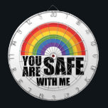 Du Är Trygg Med Mig HBTQ Regnbågsstolthet Darttavla<br><div class="desc">Du Är Trygg Med Mig HBTQ Regnbågsstolthet</div>