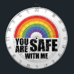Du Är Trygg Med Mig HBTQ Regnbågsstolthet Darttavla<br><div class="desc">Du Är Trygg Med Mig HBTQ Regnbågsstolthet</div>