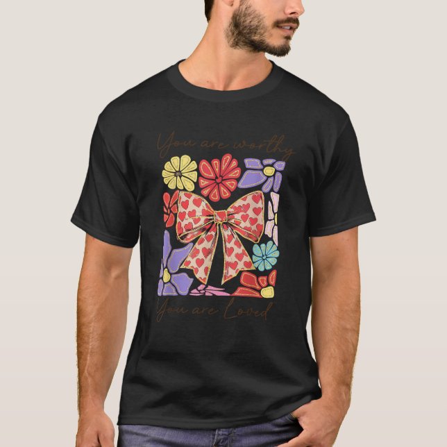Du är värdig älskad Boho Flower Coquette Bow Wome T Shirt (Framsida)