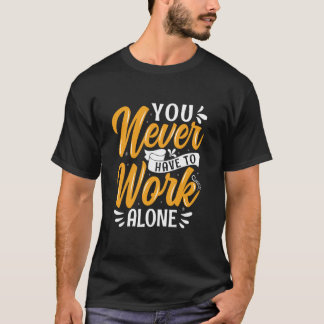 Du behöver aldrig jobba ensam t shirt