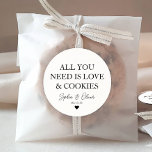 DU BEHÖVER BARA KÄRLEK COOKIES Heart Wedding Favor Runt Klistermärke<br><div class="desc">Ett klassiskt svart Bröllop-märke i Tack med texten "Allt du behöver är Kärlek och cookies" i ett klassiskt modernt teckensnitt i eleganten. Du kan enkelt personlig det med ditt namn och bröllop-datum.</div>