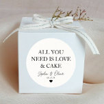 DU BEHÖVER BARA KÄRLEK OCH CAKE Heart Wedding Favo Runt Klistermärke<br><div class="desc">Ett klassiskt svart Bröllop-märke med texten "Allt du behöver är Kärlek och kummel" i ett klassiskt modernt elegant-teckensnitt. Du kan enkelt personlig det med ditt namn och bröllop-datum.</div>