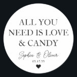 DU BEHÖVER BARA KÄRLEK OCH KANDY Heart Wedding Fav Runt Klistermärke<br><div class="desc">Ett klassiskt svart Bröllop-märke med texten "Allt du behöver är Kärlek och Candy" i ett klassiskt modernt typsnitt för elegant. Du kan enkelt personlig det med ditt namn och bröllop-datum.</div>