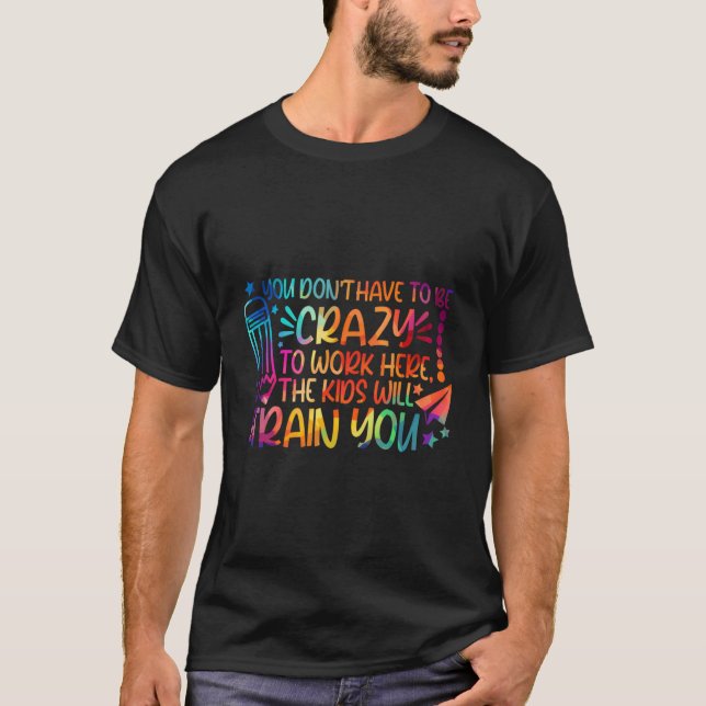 Du behöver inte vara arg för att jobba här. t shirt (Framsida)
