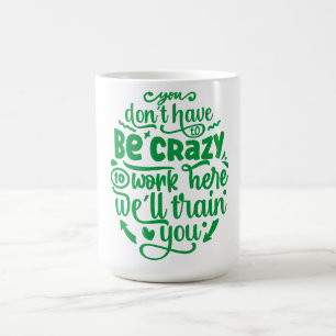 Du behöver inte vara galen för att jobba här kaffemugg