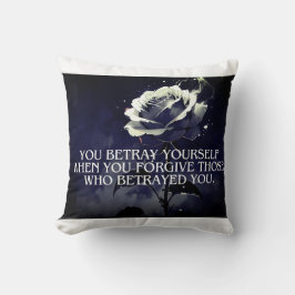 "Du betray Yourown - Mörk Ro Quote on Betrayal Kudde