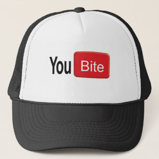 Du biter hatten keps