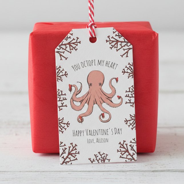 Du Bläckfiskar Mitt Hjärta Bläckfisk Alla Hjärtans Presentetikett (Valentine's Day Gift Tags You Octopi My Heart. Cute Hand Drawn Pink Octopus Holding Red Hearts )