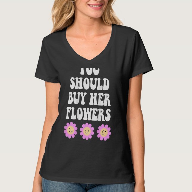Du borde köpa hennes blommor som estetiskt trendig t shirt (Framsida)