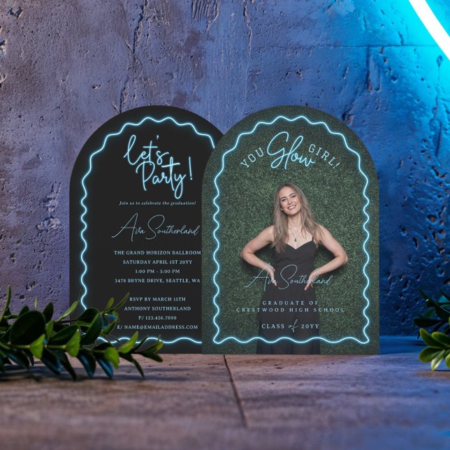 Du Glow Girl Vågigt Blue Neon Studenten Photo Inbjudningar (You Glow Girl Wavy Blue Neon Graduation Photo Invitation)