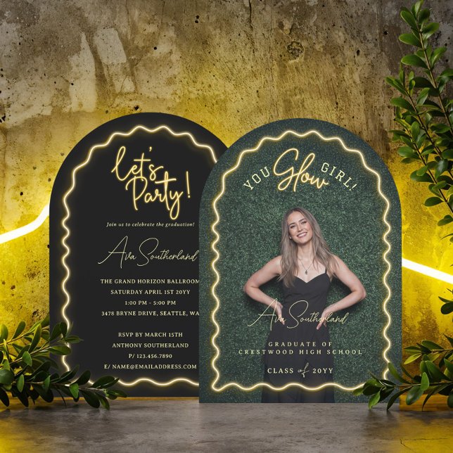 Du Glow Girl Vågigt Gult Neon Studenten Photo Inbjudningar (You Glow Girl Wavy Yellow Neon Graduation Photo Invitation)