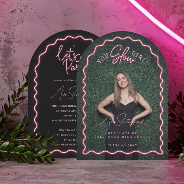 Du Glow Girl Vågigt Rosa Neon Studenten Photo Inbjudningar (You Glow Girl Wavy Pink Neon Graduation Photo Invitation)