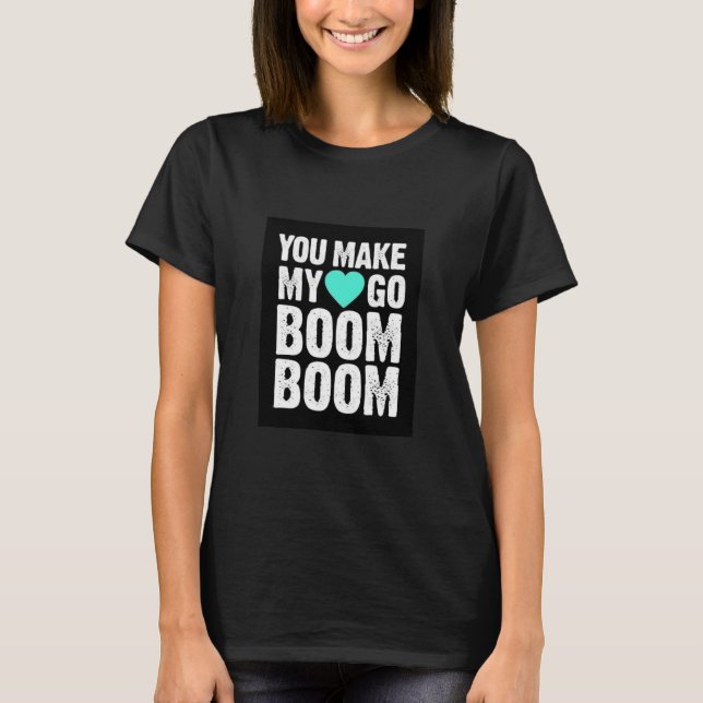 **DU GÖR MITT HJÄRTA I STARTBOOM** T-SHIRT (Framsida)
