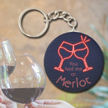 Du hade mig på Merlot Nyckelring<br><div class="desc">Nyckelkedjan med rundknappar har roligten "Du hade mig på Merlot" och två neon vin-glas på en midnattsblå tegelbakgrund. Nyckelkedjor gör minnesvärda gåvor för familj och vänner eller skapar för dig själv. Byt till din favorit vin.</div>