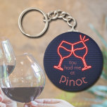 Du hade mig på Pinot Nyckelring<br><div class="desc">Nyckelkedjan med rundknappar har roligten "Du hade mig på Pinot" och två neon-vin-glas på en midnattsblå tegelbakgrund. Nyckelkedjor gör minnesvärda gåvor för familj och vänner eller skapar för dig själv. Byt till din favorit vin.</div>