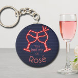 Du hade mig på Rosé Nyckelring<br><div class="desc">Nyckelkedjan med rundknappar har roligten "Du hade mig på Rosé" och två neon-vin-glas på en midnattsblå tegelbakgrund. Nyckelkedjor gör minnesvärda gåvor för familj och vänner eller skapar för dig själv. Byt till din favorit vin.</div>